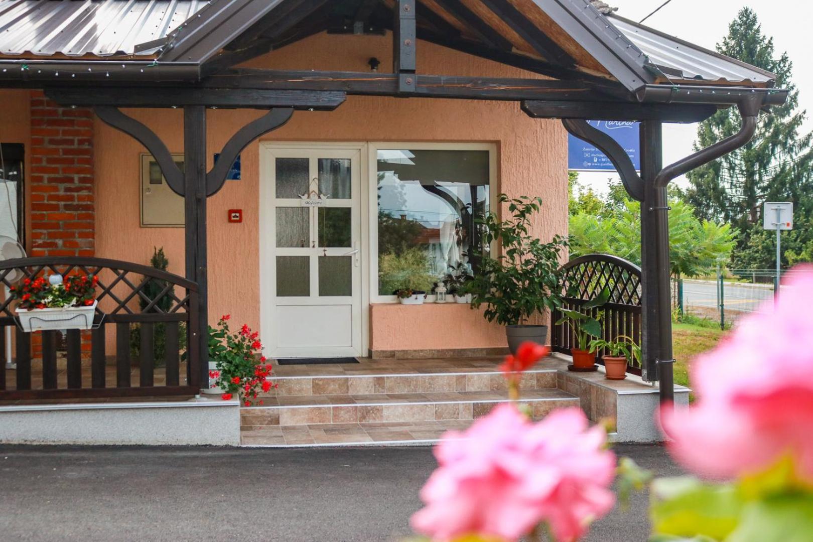 Guest House Studio Apartman Marina - With Jacuzzi, Free Parking, Pet Friendly Karlovac Exterior foto