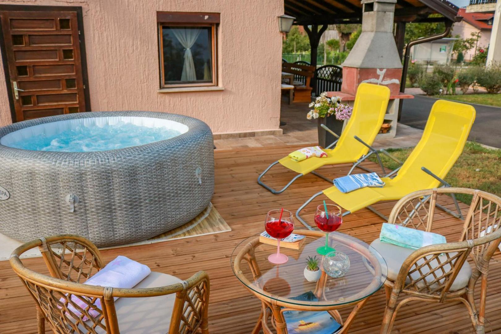 Guest House Studio Apartman Marina - With Jacuzzi, Free Parking, Pet Friendly Karlovac Exterior foto