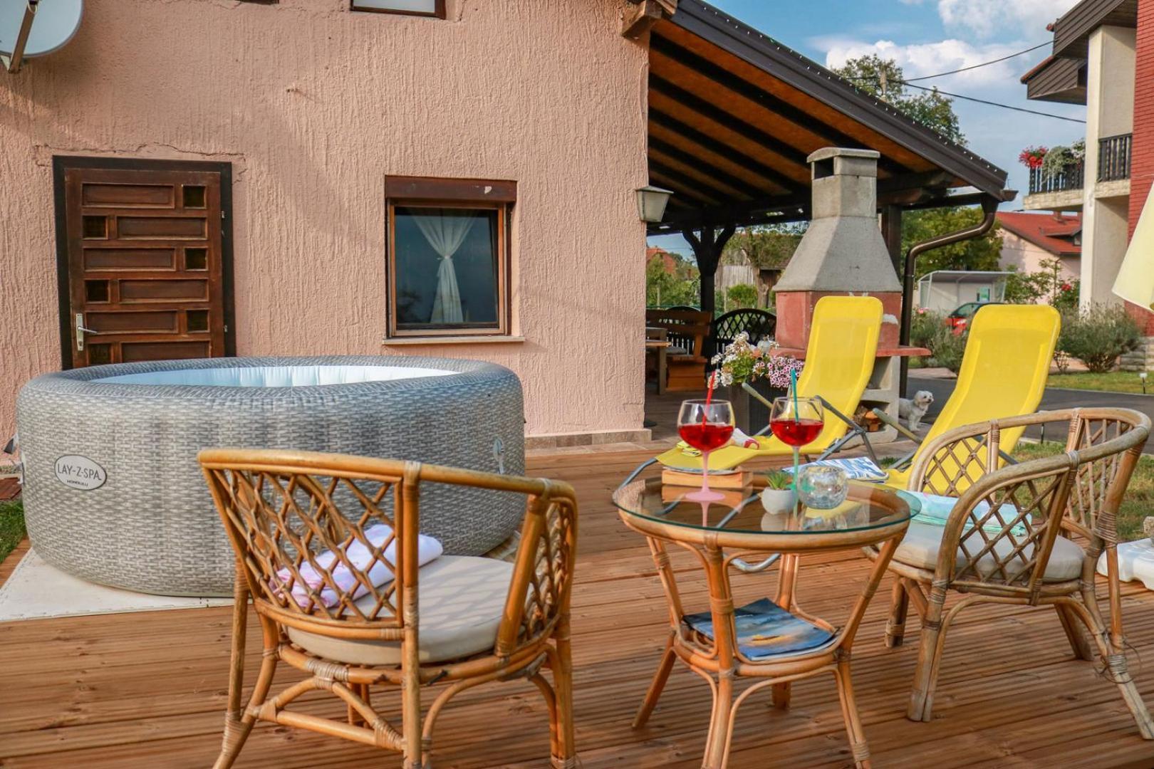 Guest House Studio Apartman Marina - With Jacuzzi, Free Parking, Pet Friendly Karlovac Exterior foto